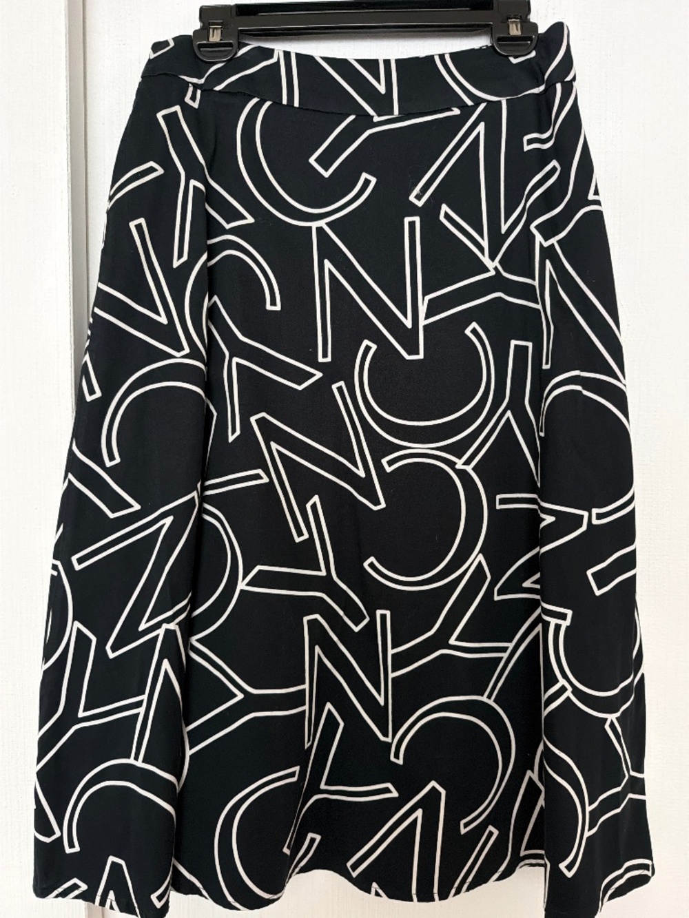 New York & Company Black & White Graphic Print Midi Skirt – Size Medium NWT